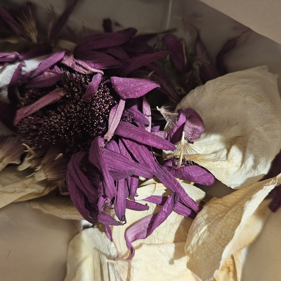 White Rose and Bergamot Relaxation Gift Box - Craft Flower Pallets Dry Flower - Picture 4 of 8